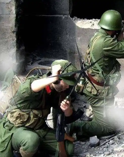 被越军特工捕获,但越军特工行踪暴露遭遇我军炮火打击时阵亡两名