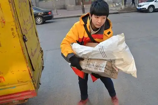 资料图片:快递员在搬运货物