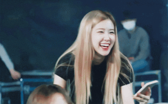 朴彩英双眼皮#朴彩英出道近8年,作为爱豆这一路走来她没有做任何宋浇