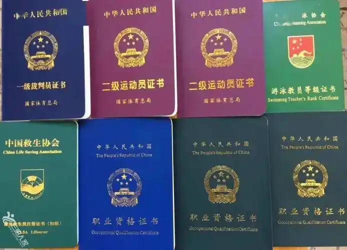 男教练,也有刚中带柔的女教练,均持有游泳社会指导员,游泳救生员证件