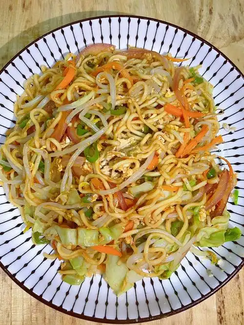 简单普素的鸡蛋炒面送给大家～