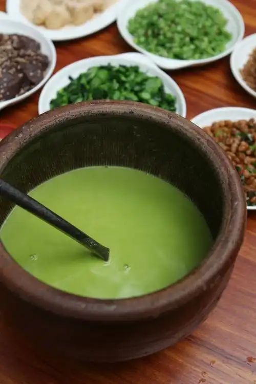 除了擂茶,细粄( bǎn,糍粑类的米制饼)也是大受欢迎的揭西小吃,张伯