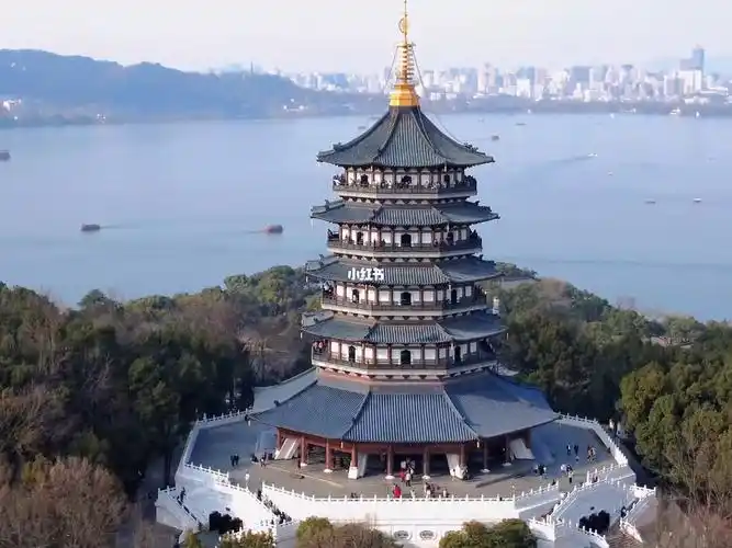 航拍杭州西子湖畔雷峰塔下
