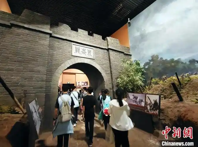 两岸人士到广西昆仑关战役旧址祭英烈