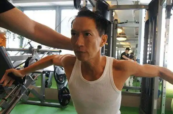 电影激战中张家辉的肌肉仅仅练了9个月时间普通人可以做到吗