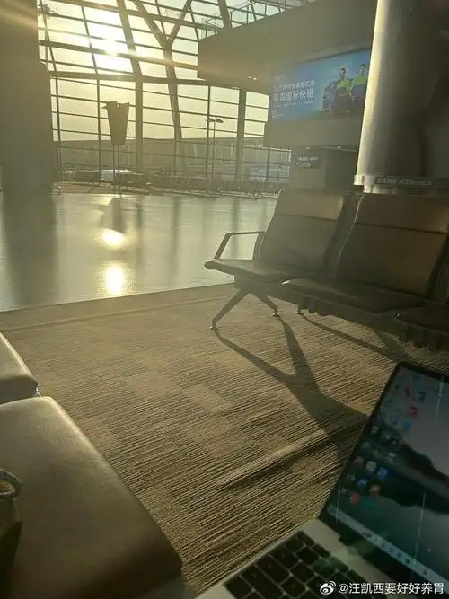 飞机晚点两个小时在机场办公一下午拍到了机场的落日余晖 上