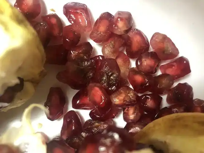 石榴肉变黑这样是坏了吗,?有凹进去