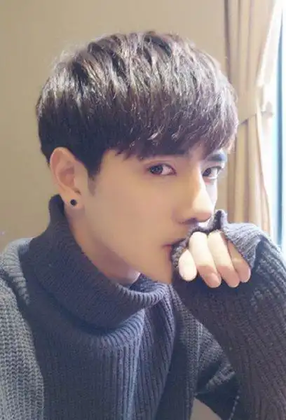 男生短头发剪齐刘海发型图片清纯帅酷的男生短发,额头上方剪出的斜