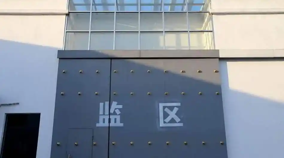 男子监狱门口放鞭庆祝出狱,刚过六年又进去了