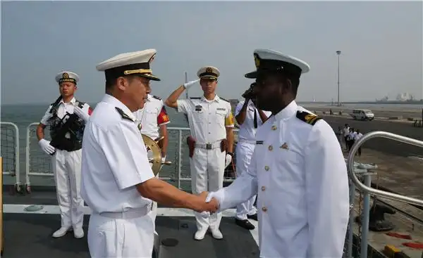 中国海军舰艇编队抵达斯里兰卡访问
