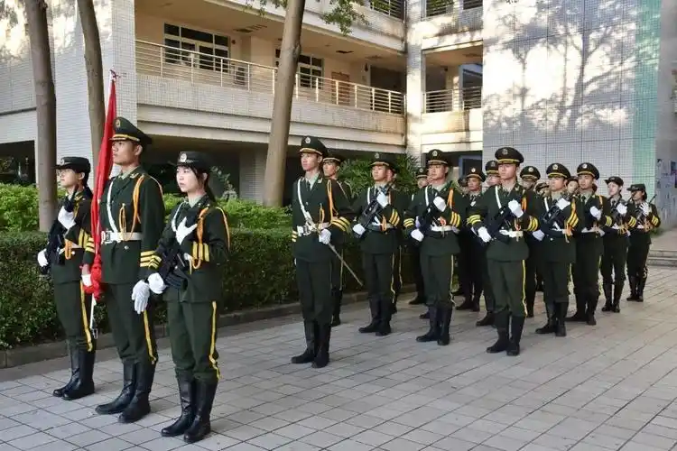 转发升国旗我们在行注目礼