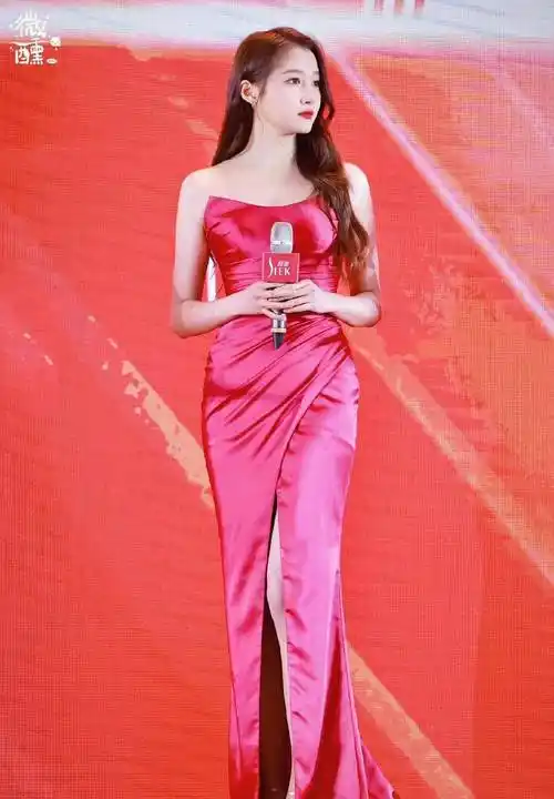 关晓彤和玫红的长吊带裙真好看,慵懒的卷发华丽丽,好迷人_漂亮_玫瑰