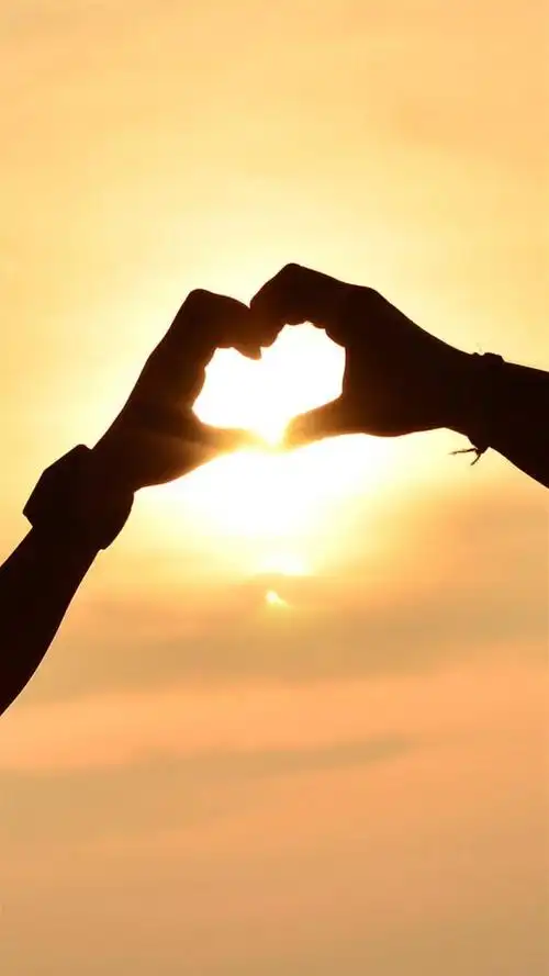 浪漫夕阳手比心形