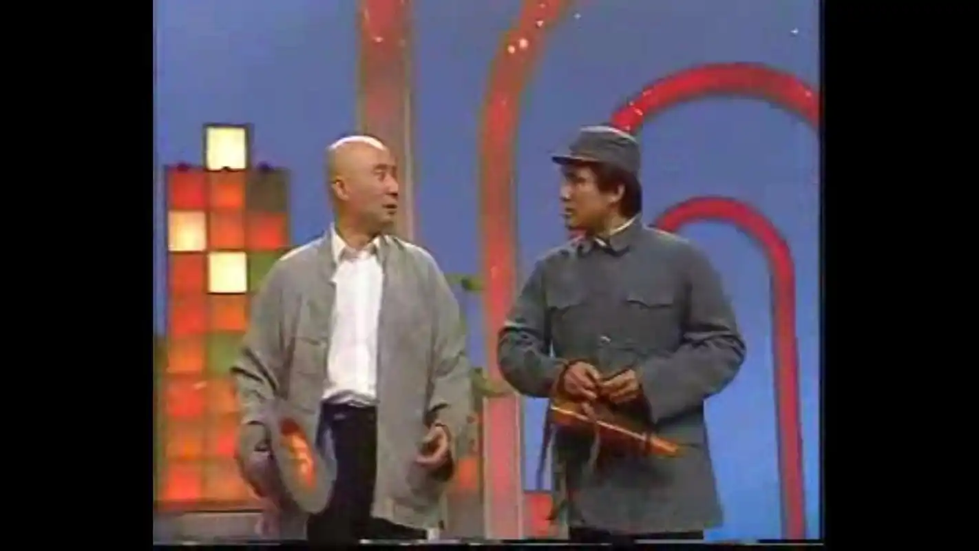 大家都只关注吃面条的陈佩斯他身后这人却更重要