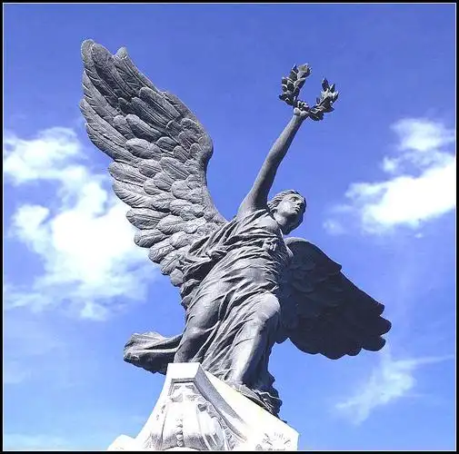 柱顶为展翅飞翔的和平女神铜像,手拿一枝橄榄枝, 象征着"