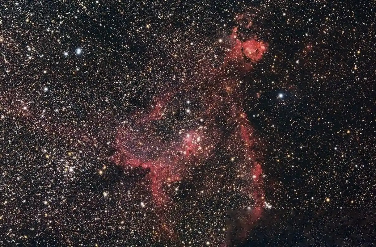 心脏星云,或称为心状星云,即 ic 1805,sh2-190,是一个距离地球约7500