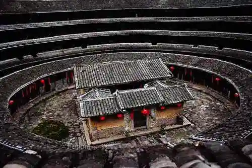 典型:福建土楼圆形的围龙屋简称土楼,圆楼或圆寨,主要分布在福建西部.