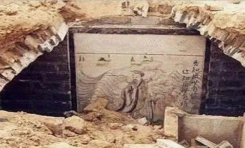 诸葛亮墓出土后的照片,在汉中疑似发现诸葛亮的古墓,专家这样说