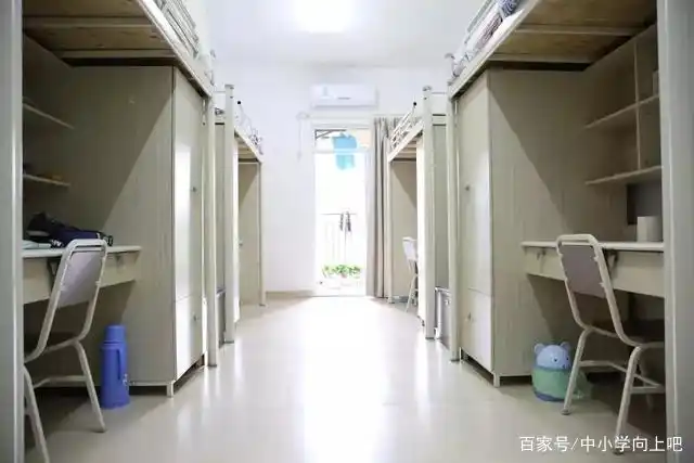 西大两江实验中学 宿舍是6人间,独立卫浴,空调和风扇都有,每层楼有