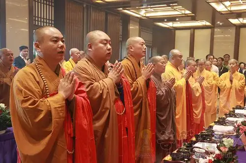 双手合十 至诚祈愿(图片来源:菩萨在线 摄影:妙梵)