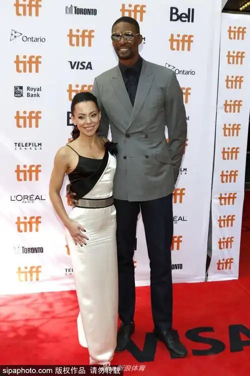 波什携妻子出席纪录片首映