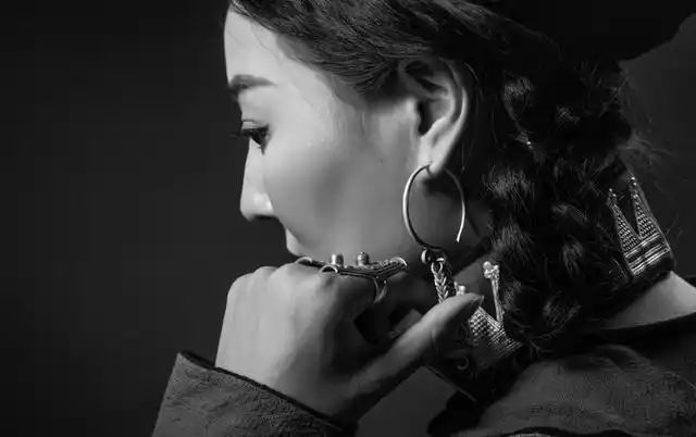 人气歌手海来阿卓清风吹过草原全网上线收获赞美