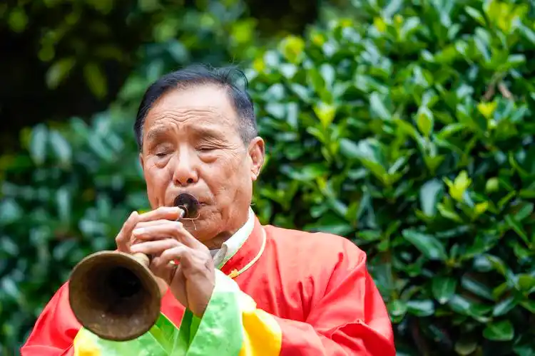 4月21日,永城吹打的国家级非遗代表性传承人刘道荣在进行排练.