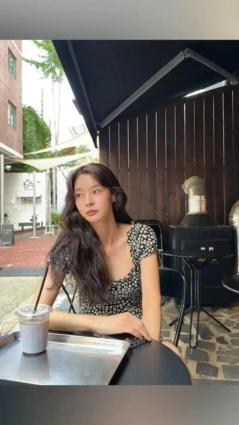 权娜拉穿搭介绍,权娜拉在ins上的黑色花纹连衣裙实在是太火了