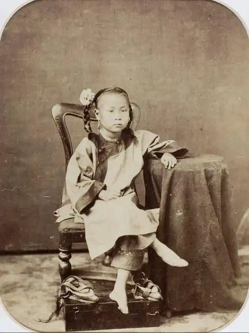 "三寸金莲"实际上就是经过缠裹后的尖形小脚,但由于这样的尖形小脚又