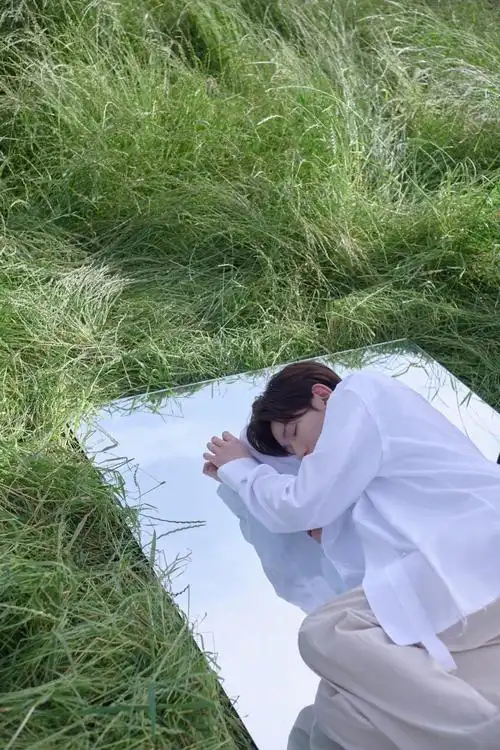 王源穿白色衬衫干净清爽风中奔跑少年感爆棚