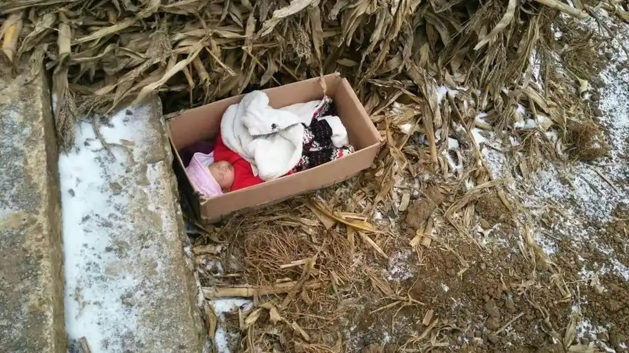 云南昭通雪地中现2个月大弃婴, 已有好心人收养