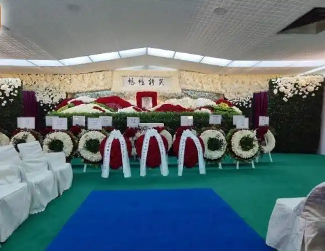 何猷君抱儿子现身赌王丧礼,窦骁女婿身份获认可,紧跟何超莲身后