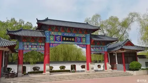 尊享红驾车春游滨州蒲园闻香拍红花和绿柳