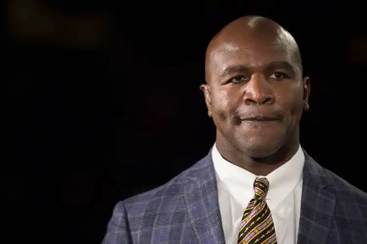 原创扑朔迷离在阿瓦雷兹宣布完泰森的比赛日程后老霍却还在观望