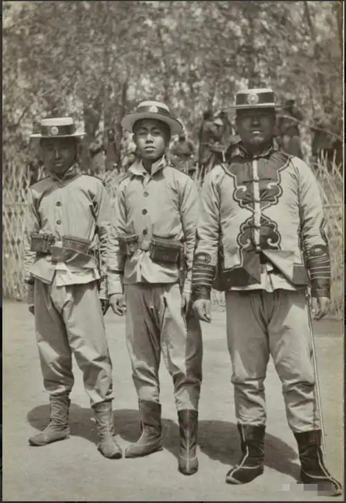 清末警察全新制服袖口蒂罗尔结佩戴礼帽装备步枪和子弹盒