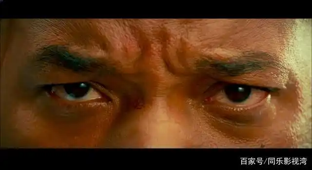 电影中有好几处对威皇的大特写镜头的运用,这是他在楼上第一次与杀手