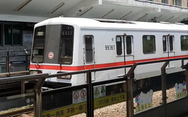 上海地铁一号线外环路进站