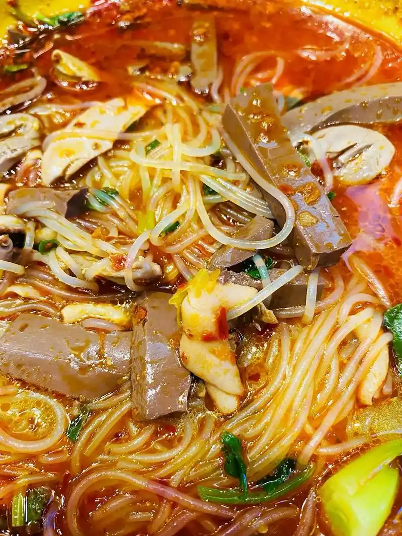 人气美食9797有谁能拒绝酸麻辣鸭血粉丝汤,粉丝爽滑入味,汤 - 抖