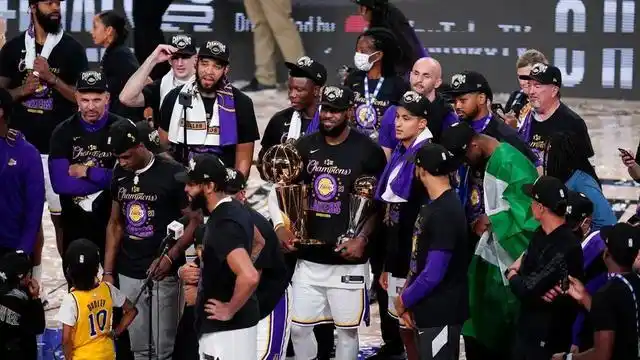 nba官方:湖人队将会在对阵快船队的揭幕战前庆祝上赛季总冠军