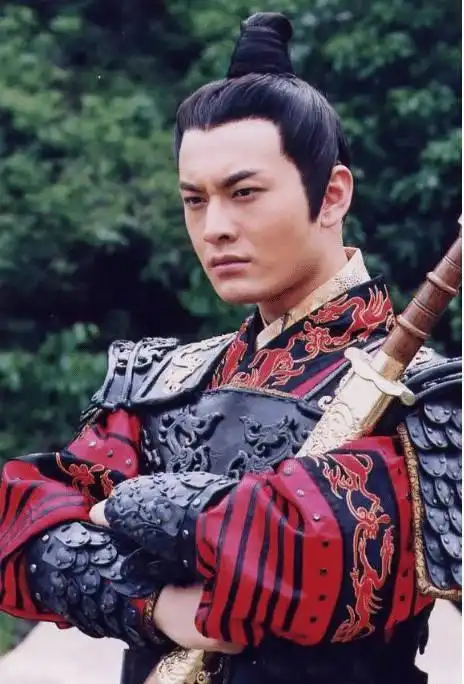 2003年,26岁的黄晓明,主演了古装喜剧《风流少年唐伯虎》,在剧中饰演