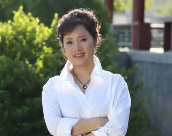 河南老戏骨岳跃利,前妻家喻户晓,二婚小11岁娇妻隐瞒从来不谈_刘芳