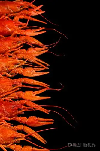 孤立在黑色的美味水煮小龙虾