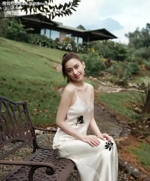 赌王女儿何超莲晒豪宅内景为何她个子娇小却看起来非常高挑呢