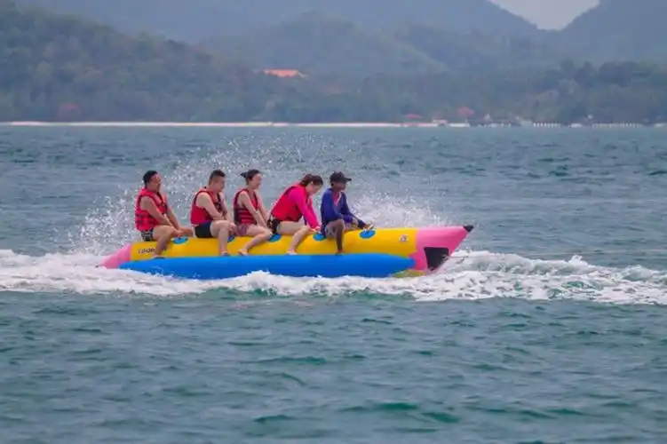 ↑ 水上项目-香蕉船