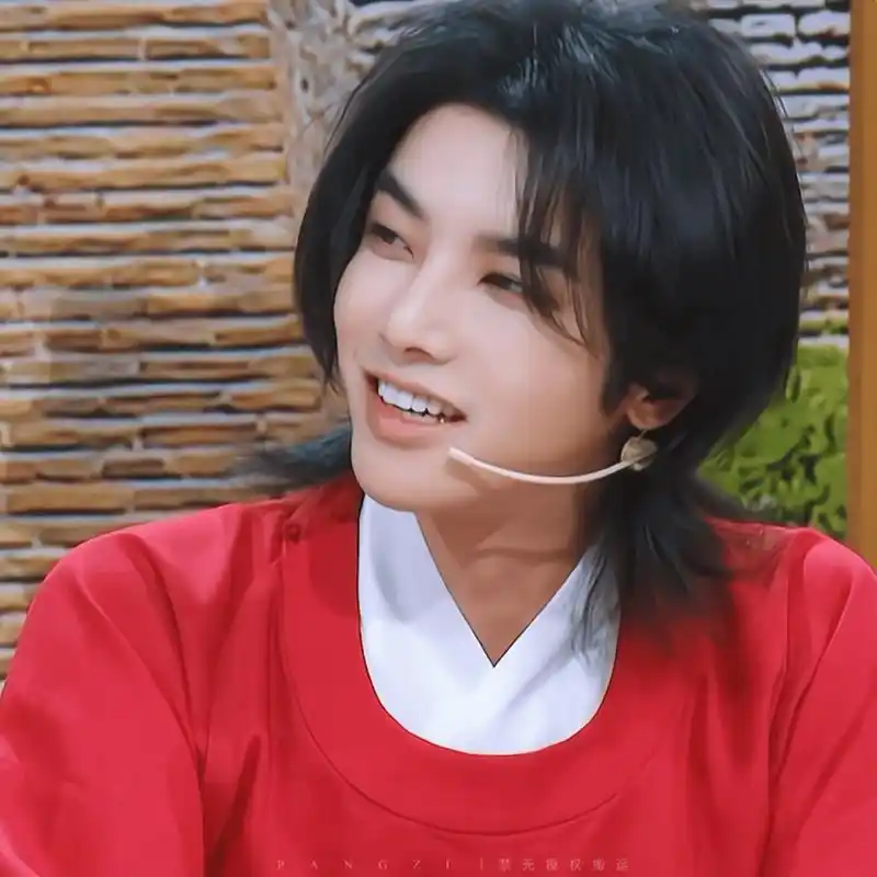 华晨宇常驻王牌对王牌也有很多季了,现在的他真的很松弛,没有之前