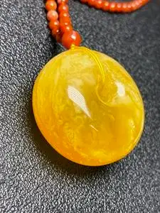 蜜蜡吊坠极品鸡油黄