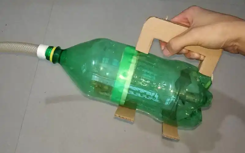 家里没有吸尘器朋友们,今天教你用饮料瓶制作简易的吸尘器!