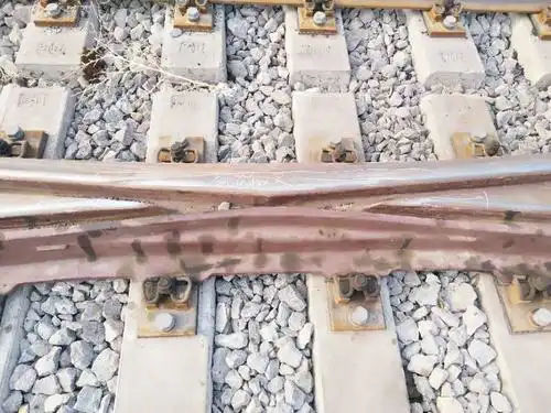 阜新南站126-132菱钝角辙叉心轨肥边,翼轨堆高.