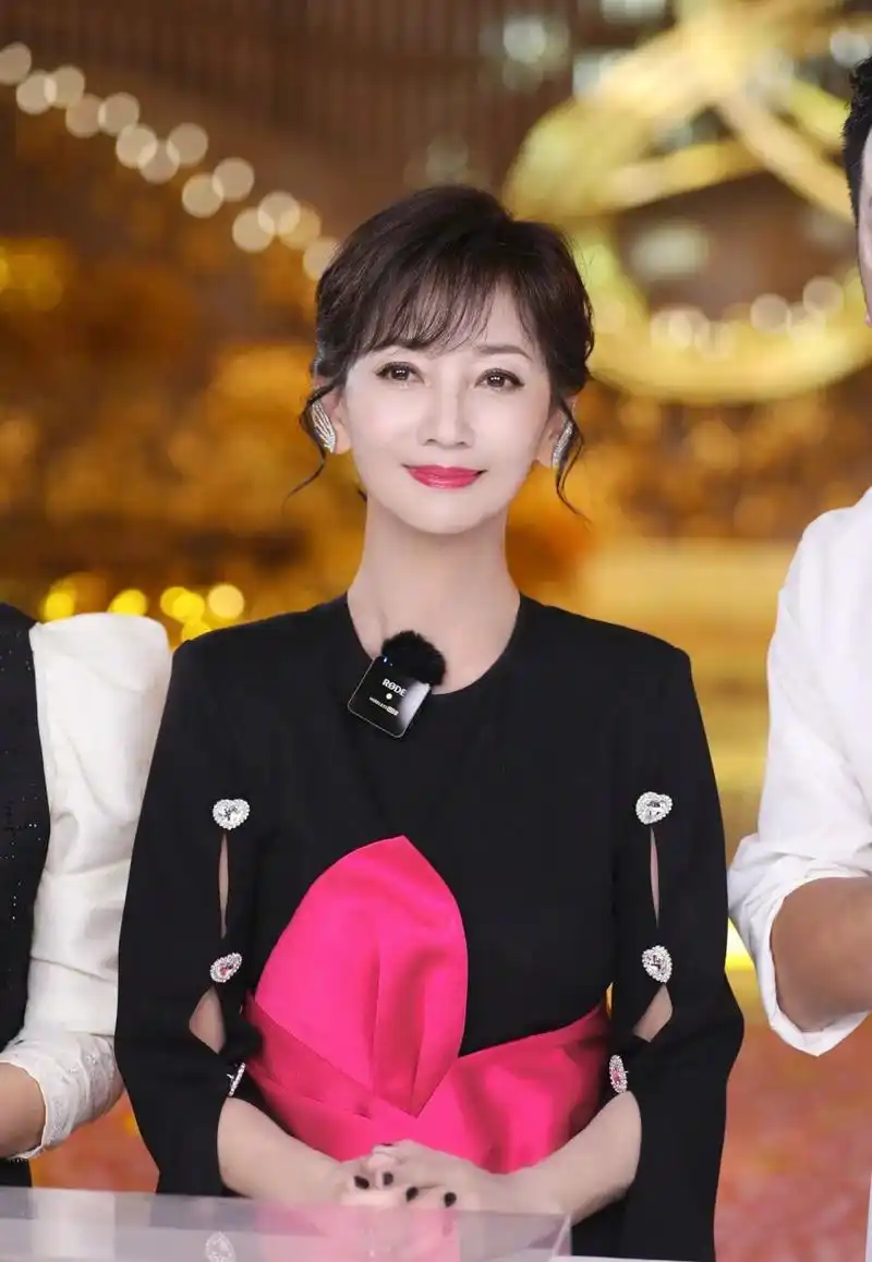 赵雅芝的心态真好,一点也不服老呀.