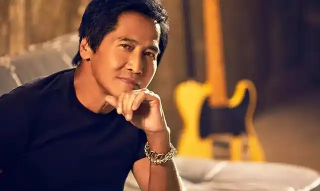 中国台湾歌手齐秦凭借清澈透亮的嗓音和一头时尚的长发,成为万千歌迷